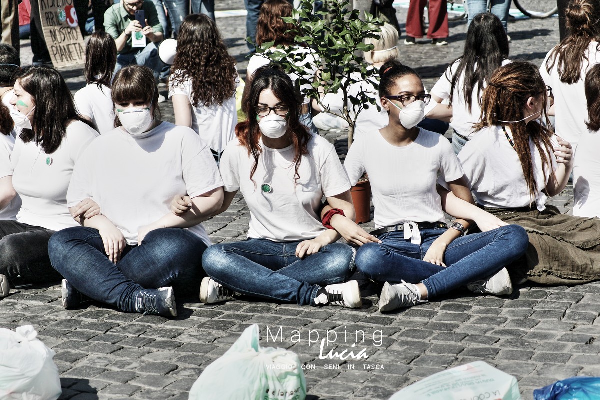 Viaggio nell'Italia del Virus con le mascherine Pht Emanuela Gizzi Mapping Lucia