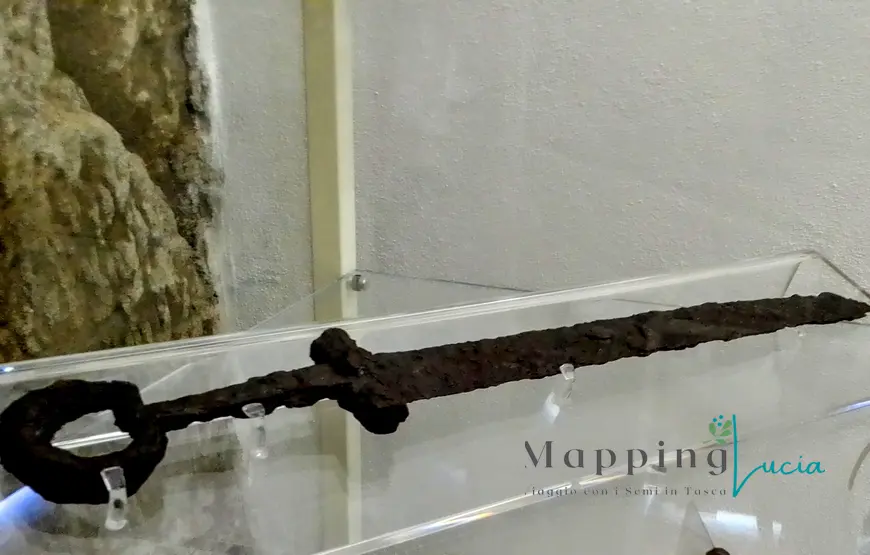 museo-del-pellegrino-di-campagnano-spada-di- rame-esposta-in-teca
