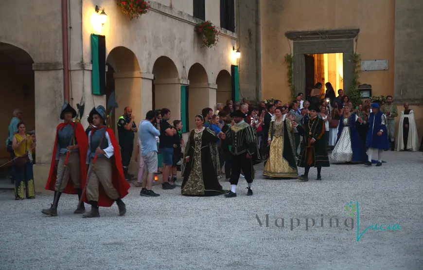 rievocazione-storica-uomini-e-donne-in-costume-rinascimentale-camminano-in-un-piazzale-di-una-chiesa