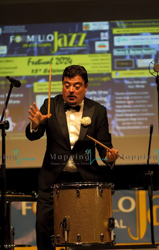 Emanuele-Urso-si-esibisce-al-formello-jazz-festival-con-bacchette-alla-mano-in-uno-show-funambolico-lanciandole-in-aria-1