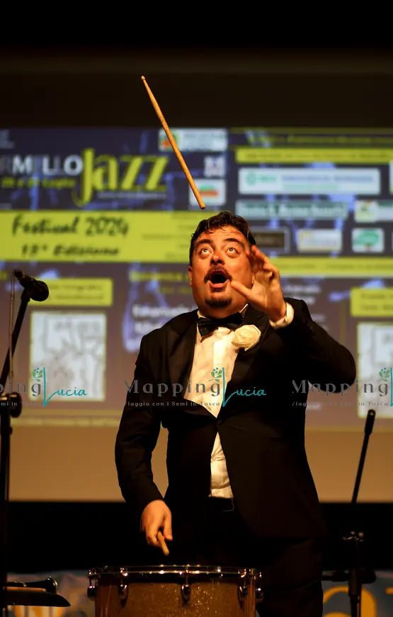 Emanuele-Urso-si-esibisce-al-formello-jazz-festival-con-bacchette-alla-mano-in-uno-show-funambolico-lanciandole-in-aria-3