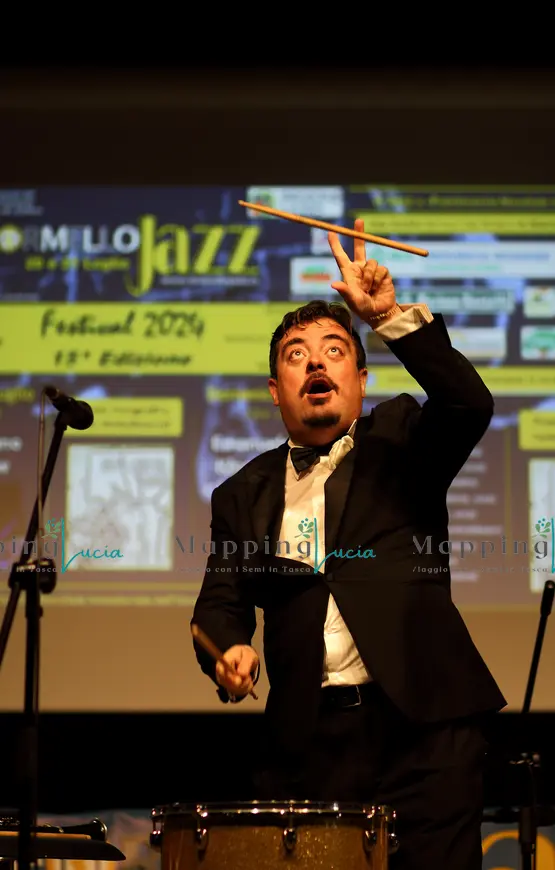 Emanuele-Urso-si-esibisce-al-formello-jazz-festival-con-bacchette-alla-mano-in-uno-show-funambolico-lanciandole-in-aria-4