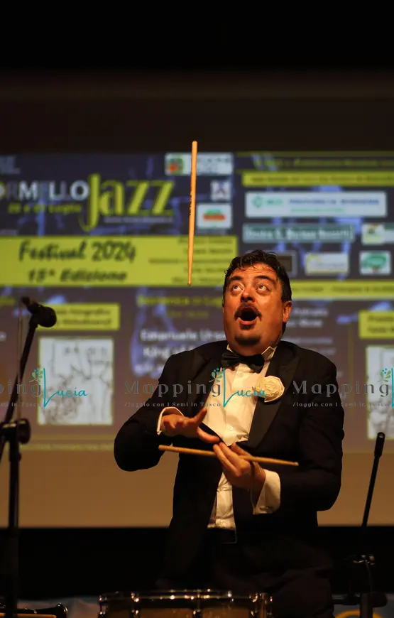 Emanuele-Urso-si-esibisce-al-formello-jazz-festival-con-bacchette-alla-mano-in-uno-show-funambolico-lanciandole-in-aria-2