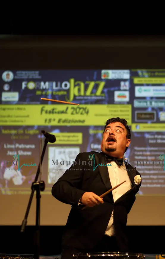 Emanuele-Urso-si-esibisce-al-formello-jazz-festival-con-bacchette-alla-mano-in-uno-show-funambolico-lanciandole-in-aria