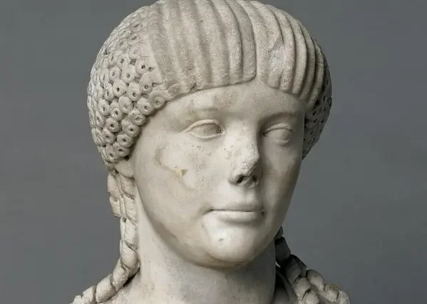 busto-della-regina-ottavia-moglie-di-nerone-giovanissima-con-i-capelli-intrecciati-e-raccolti-dietro-la-nuca