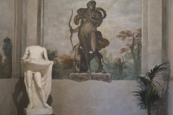 statua-di-maripara-bianca-senza-testa-in-una-sala-dipinta-alle-pareti-un-fauno-con-arco-e-levrieri