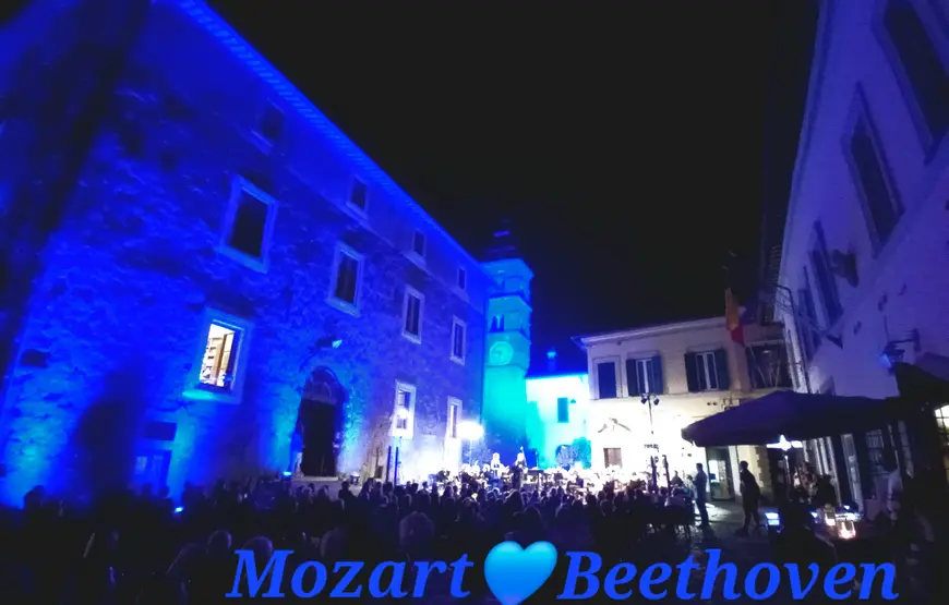 piazza-san-lorenzo-con-palazzo-chigi-tutto-illuminato-di-blu-serata-mozart-beethoven