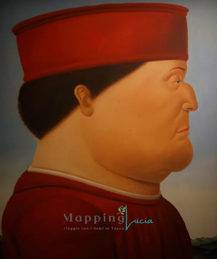 duca-di-urbino-rivisitato-da-botero-mostra-il-profilo-lato-destro-con-cappello-rosso-e-abito-rosso-il-naso-arcigno-all-ingiù