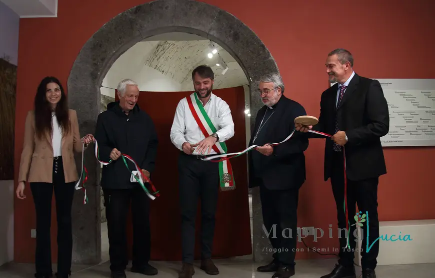 inaugurazione-della-mostra-campagnano-nel-mito-del-sacro-taglio-del-nastro-alla-presenza-del-sindaco-alessio-nisi-al-centro-don-renzo-tanturli-e-il-presidente-del-parco-di-veio-a-sinistra-il-vescovo-e-michele-damiani-a-destra